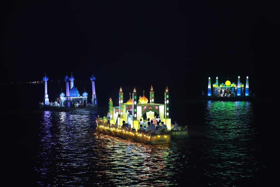 Perahu hias meramaikan malam takbiran Hari Raya Iduladha di Sungai Kayan, Tanjung Selor, Minggu malam (16/6/2024).
Foto: DKISP Kaltara 