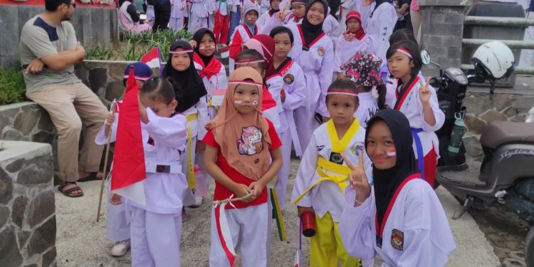 Meriahkan HUT ke-78 RI, Agathis Taekwondo Club Gelar Pawai Kemerdekaan