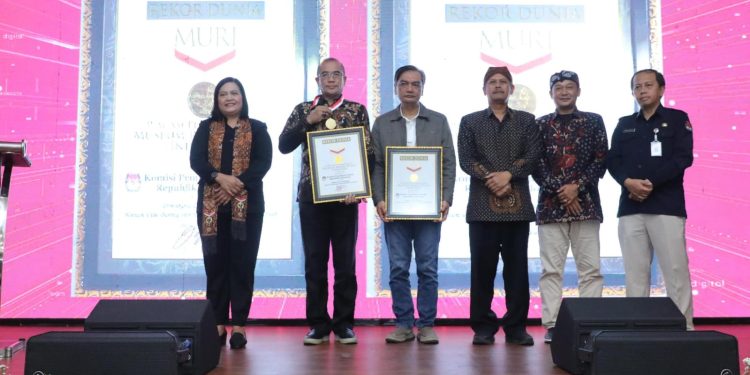 KPU Terima Penghargaan MURI, Nonton Bareng Film ‘Kejarlah Janji’