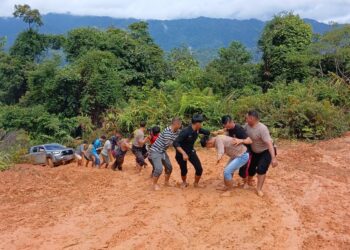 Lewati Jalan Mendaki dan Licin, Distribusi Logistik Pemilu di Pedalaman Malinau Penuh Tantangan