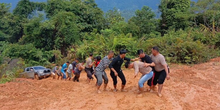 Lewati Jalan Mendaki dan Licin, Distribusi Logistik Pemilu di Pedalaman Malinau Penuh Tantangan
