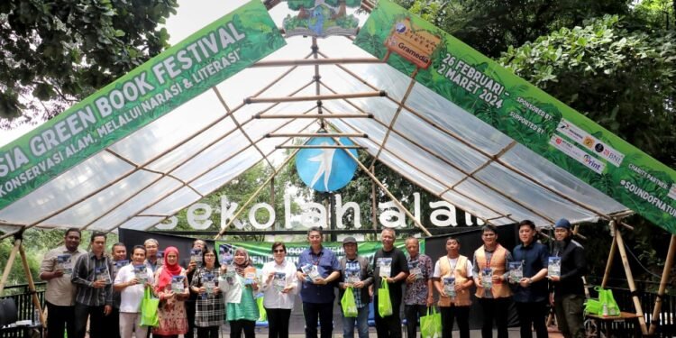Buku ‘Menjelajahi Misteri Perbatasan’ Karya Yansen TP dkk Diluncurkan di Indonesia Green Book Festival.