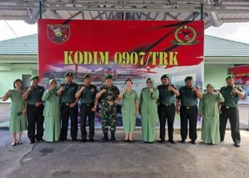 Pimpin Korps Raport Kenaikan Pangkat 8 Prajurit, Dandim 0907/Trk Letkol Kav Jhon Ucapkan Selamat