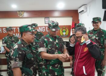 Gelar Baksos Peringati 30 Tahun Darmabakti Akabri 94, Pangdam VI/Mulawarman Serahkan Kacamata