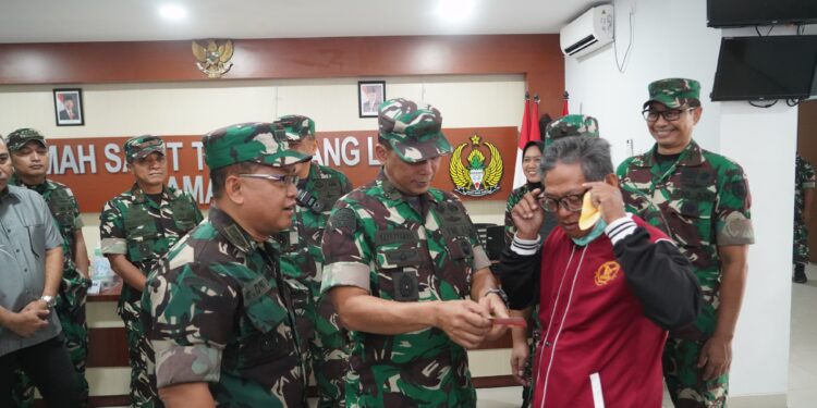 Gelar Baksos Peringati 30 Tahun Darmabakti Akabri 94, Pangdam VI/Mulawarman Serahkan Kacamata