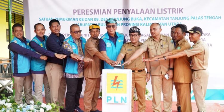 Permukiman Transmigrasi Tanjung Buka Tersambung Aliran Listrik