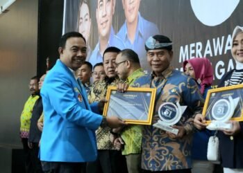 Gubernur Terima Penghargaan Sebagai Tokoh Peduli Pemuda Indonesia