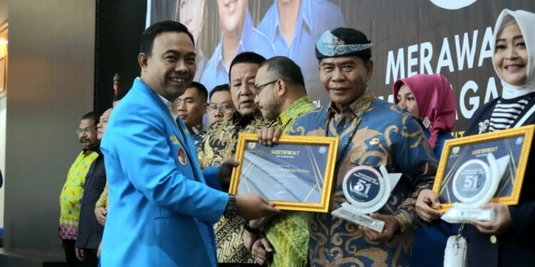 Gubernur Terima Penghargaan Sebagai Tokoh Peduli Pemuda Indonesia