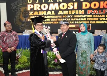 Bahas Isu Sosial Ekonomi Perbatasan pada Disertasinya, Gubernur Peroleh Predikat Cumlaude