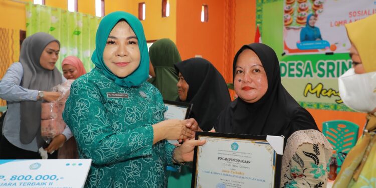 Sapa Warga Perbatasan, Rahmawati Tinjau 2 Desa di Sei Menggaris