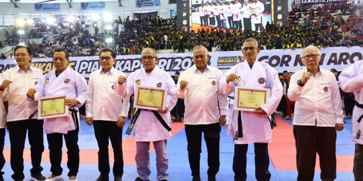 Dedikasi Seni Bela Diri Karate, Kapolda Kaltara Terima Sabuk Hitam Kehormatan INKANAS
