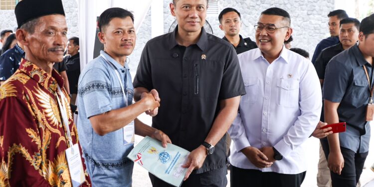 Kepemilikan Tanah Sebagai Wujud Kepastian Hukum, Menko AHY Serahkan Sertifikat Tanah untuk Warga Kabupaten Lebak