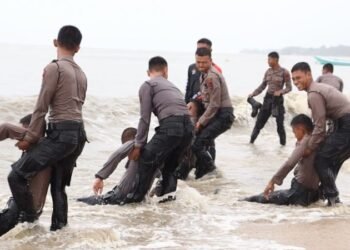 Siaga Bencana, Ditsamapta Polda Kaltara Latihan SAR di Pantai
