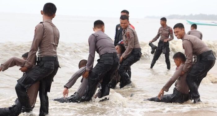Siaga Bencana, Ditsamapta Polda Kaltara Latihan SAR di Pantai