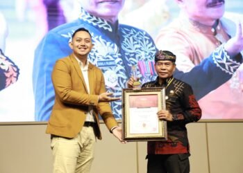 Dinilai Menginspirasi, Gubernur Zainal Raih Penghargaan The Best Leader Indonesia 2025