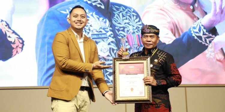 Dinilai Menginspirasi, Gubernur Zainal Raih Penghargaan The Best Leader Indonesia 2025