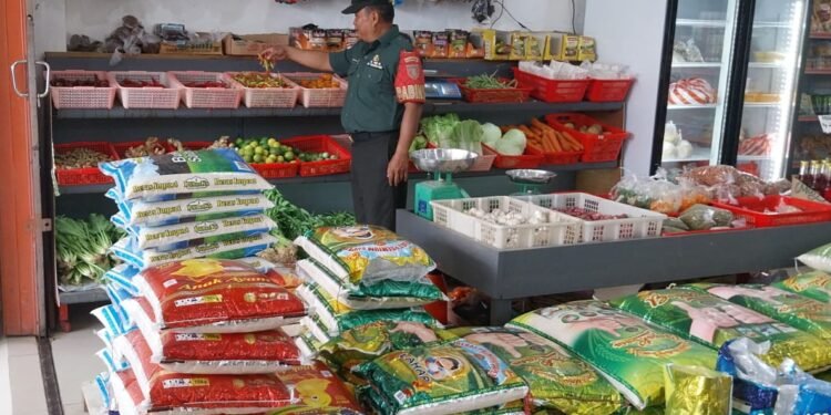 Monitoring Stabilitas Harga Bapok, Babinsa di Malinau Interaksi dengan Pedagang dan Pembeli