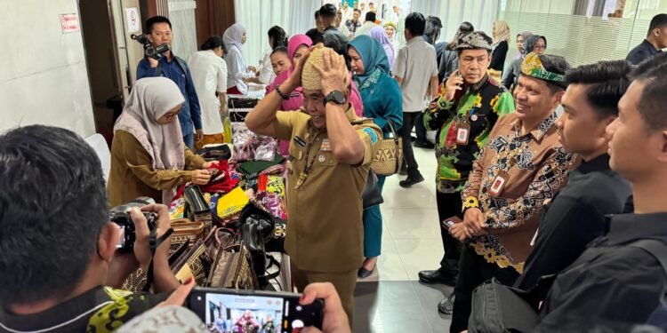 Jangan Hanya Melihat Saja, Gubernur Minta Pejabat dan Kepala OPD Beli Produk Lokal