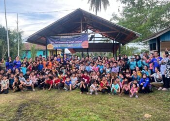 Bercerita dan Bermain dengan Ratusan Anak Tanjung Lapang, Bunda Literasi Malinau Kunjungi TBM Uwi Sikel Mac’a