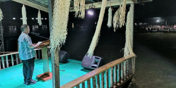 Diawali Pantun, Sekda Malinau Tutup Mubes ke-III Dayak Punan Kaltara