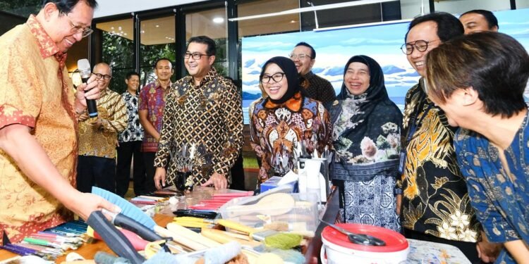 KemenEkraf Kunjungi Cikeas Art Gallery, SBY Jelaskan Karya Lukisan, Musik, Puisi Hingga Novel