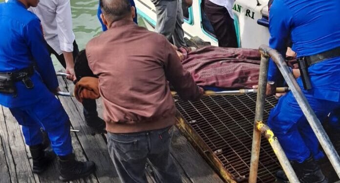 Fokus Pada Aksi Kemanusiaan “Satu Hari Satu Kebaikan”, Sat Polairud Polres Tarakan Bantu Warga Sakit di Pelabuhan Tengkayu II