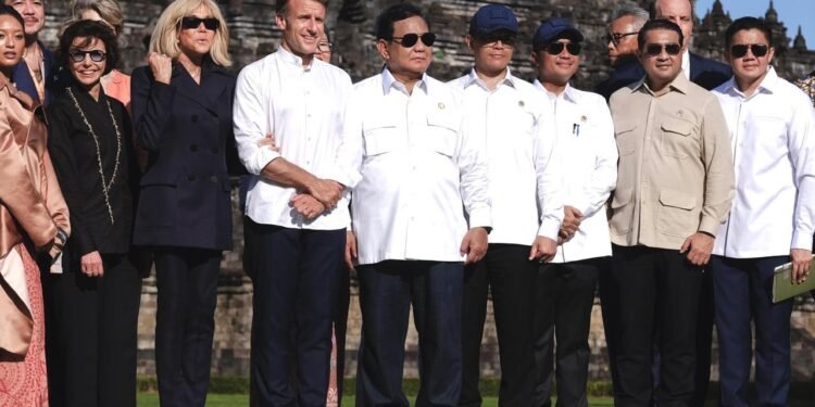 Sambut Presiden Macron di Borobudur, Menteri Ekraf Dampingi Presiden Prabowo