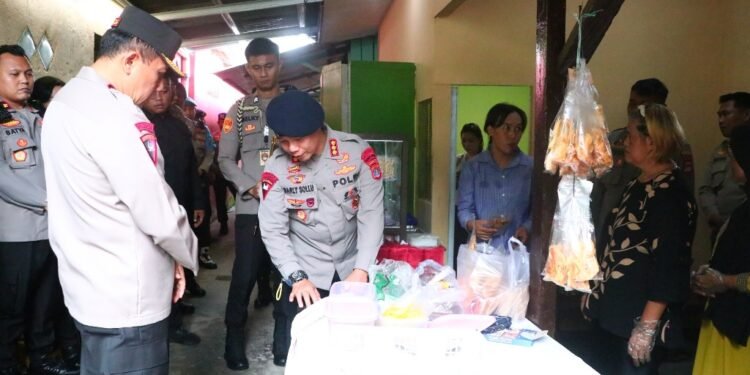 Kapolda Bersama Dansat Brimob Polda Kaltara Tinjau Program Bedah Rumah di Tarakan