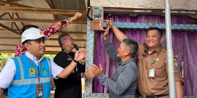 Dibangunkan Jaringan oleh Pemkab Malinau, Masyarakat Desa Kabiran Nikmati Aliran Listrik dari PLN