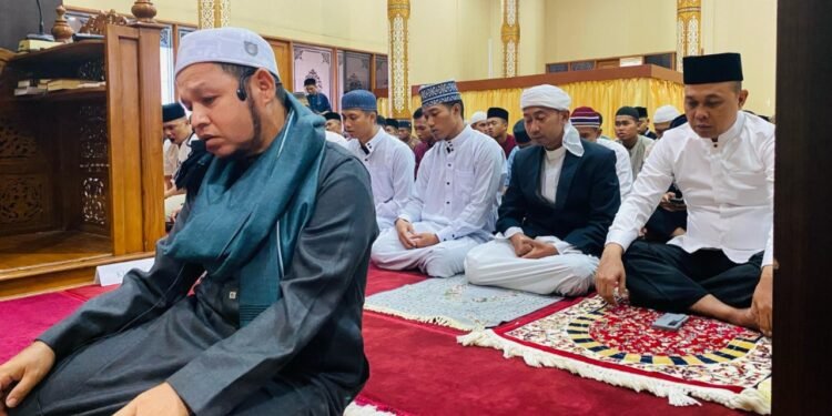 Bersama Masyarakat Umum, Polda Kaltara Gelar Salat Iduladha 1446 H di Masjid Nur Aryyaguna