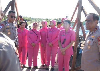 Tinjau Pembangunan Jembatan SP 6 B, Kapolda Kaltara Juga Serahkan Bantuan Lampu Tenaga Surya