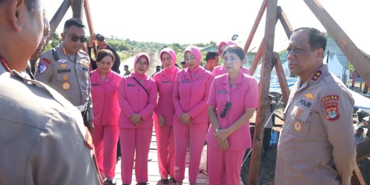 Tinjau Pembangunan Jembatan SP 6 B, Kapolda Kaltara Juga Serahkan Bantuan Lampu Tenaga Surya