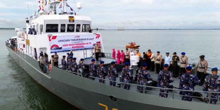 Jelang Hari Bhayangkara ke-79, Ditpolairud Polda Kaltara Gelar Upacara Tabur Bunga di Laut