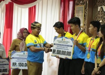 Gubernur Kaltara Serahkan Bonus Atlet Peraih Medali PON XXI Aceh-Sumut