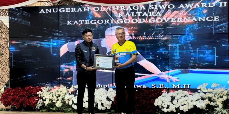 Komitmen Majukan Dunia Olahraga Bumi Intimung, Wempi W. Mawa Raih Penghargaan ‘Good Governance’ SIWO PWI Award II Kaltara 2025
