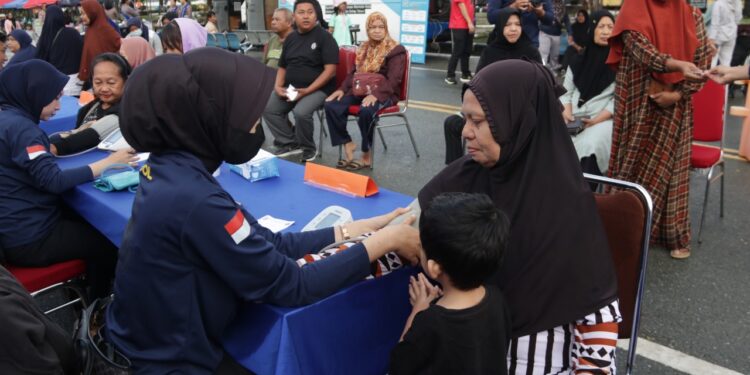 Polda Kaltara Laksanakan Bakti Kesehatan dan Berbagai Layanan Lainnya di CFD Tebu Kayan