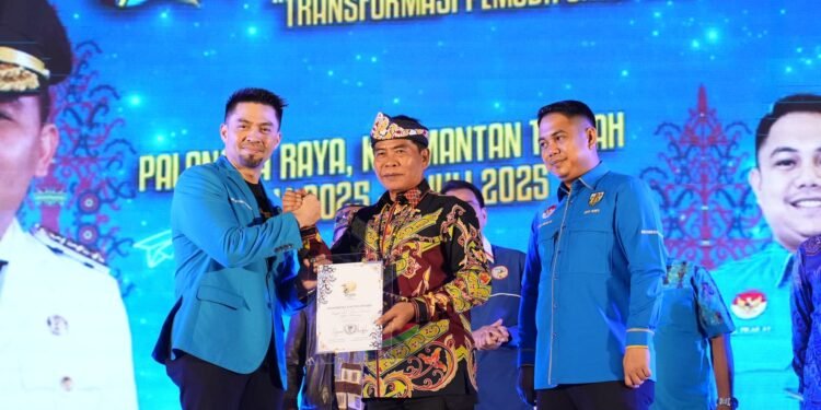Komitmen Pembangunan Pemuda, Gubernur Kaltara Raih Penghargaan Indonesia Youth Award 2025
