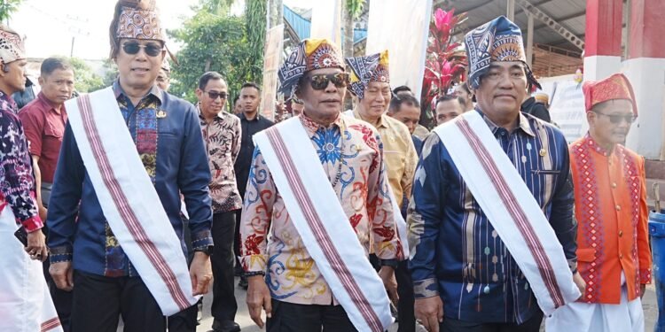 Kenakan Batik Daerah, Gubernur Kenalkan Budaya Kaltara di Karnaval The Legend of Pongtiku II 2025