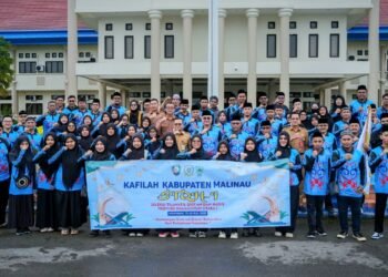 Gunakan Peci dan Janjikan Hadiah Umrah, Wempi Lepas Kafilah STQH Malinau menuju Nunukan