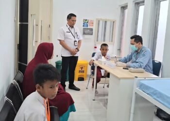 Peserta Didik SRMP 25 Kendari Ikuti Pemeriksaan Kesehatan dan MPLS