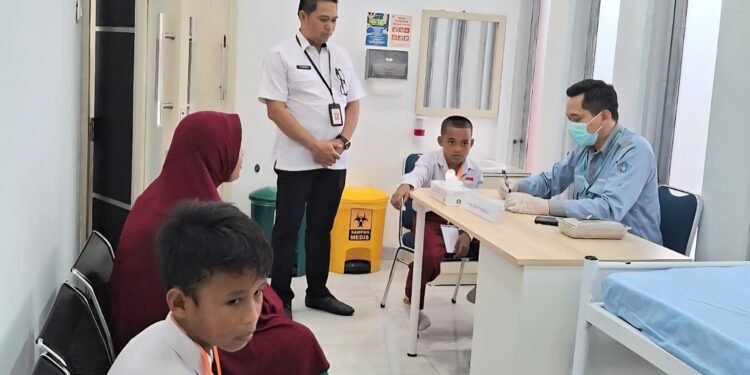 Peserta Didik SRMP 25 Kendari Ikuti Pemeriksaan Kesehatan dan MPLS