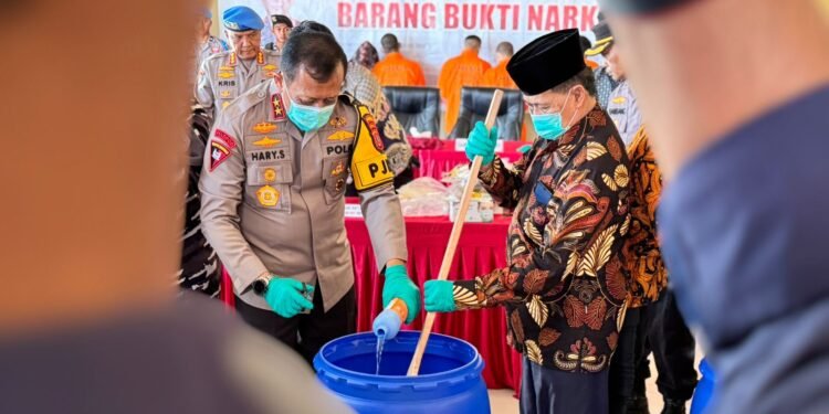 Disaksikan Enam Tersangka, Kapolda Kaltara Bersama Forkopimda Musnahkan Belasan Kilogram Sabu