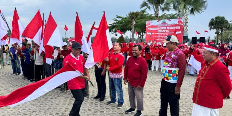 Wujud Cinta Tanah Air, Pemkab Bulungan Bagikan 3000 Bendera Merah Putih