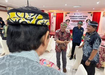 Tampil dengan Ciri Khas Memakai Singal, Gubernur Kaltara Buka Uji Kompetensi Wartawan