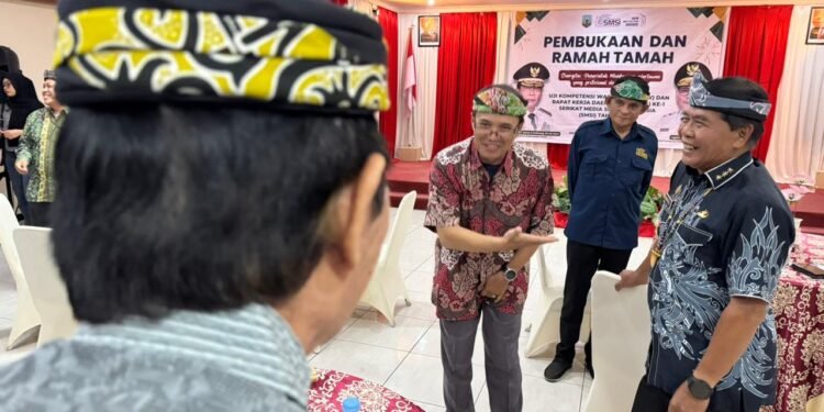 Tampil dengan Ciri Khas Memakai Singal, Gubernur Kaltara Buka Uji Kompetensi Wartawan