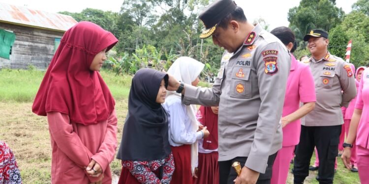 Tengah Kunjungan Kerja, Kapolda Kaltara Singgah dan Makan Bersama Murid SDN 016 Tanjung Palas