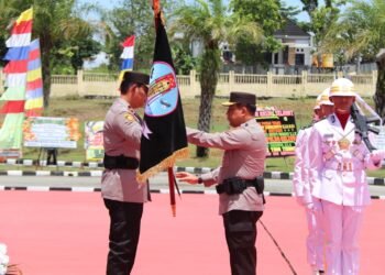 Purna Tugas dan Pamit, Irjen Pol Hary Sudwijanto Serahkan Pataka Polda Kaltara kepada Brigjen Pol Djati Wiyoto Abadhy