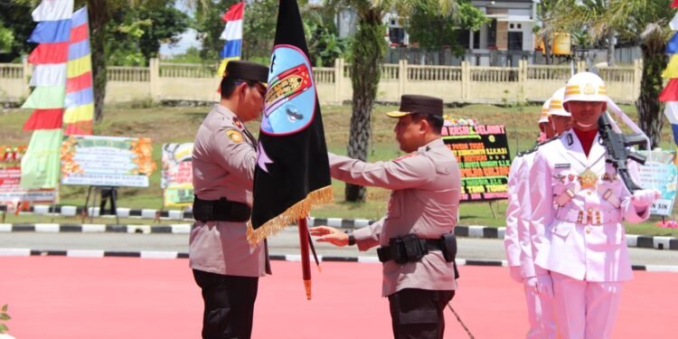 Purna Tugas dan Pamit, Irjen Pol Hary Sudwijanto Serahkan Pataka Polda Kaltara kepada Brigjen Pol Djati Wiyoto Abadhy