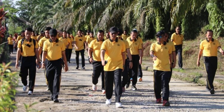 Bangun Kebersamaan dan Semangat Sehat, Kapolda Bersama Personel Polda Kaltara Jalan Santai