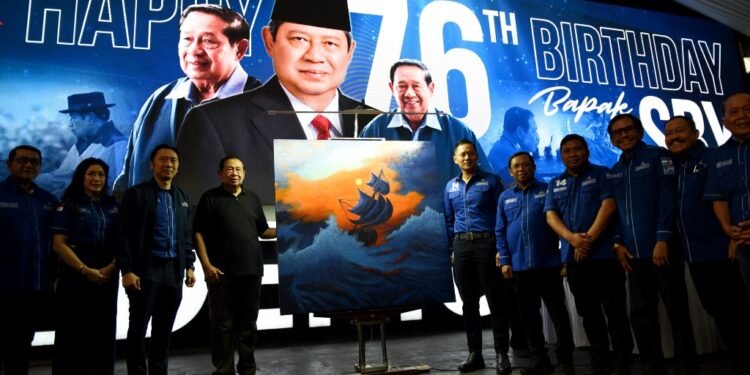 Disaksikan Secara Langsung Ratusan Kader, SBY Melukis di HUT ke-24 Demokrat Berjudul ‘Only The Strong’